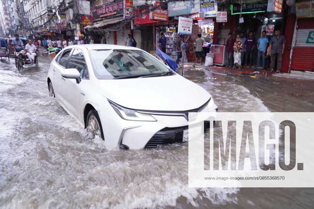 DHAKA, BANGLADESH †May 1, 2026: After several hours of continuous rainfall, many small and major roads across the capital Dhaka were submerged, with water levels ranging from knee-deep to waist-deep in some areas. People forced to leave their homes for work faced severe difficulties, disrupting normal city life. Stray dogs and other animals were also left vulnerable in the flooded conditions. In many cases, clogged manholes filled with plastic waste and debris obstructed drainage systems, leading to widespread waterlogging. Dhaka Bangladesh - ZUMAk185 20260501_zip_k185_029