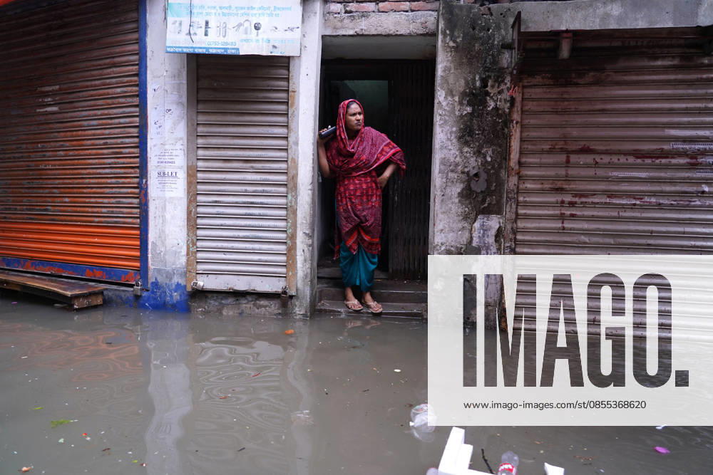 DHAKA, BANGLADESH †May 1, 2026: After several hours of continuous rainfall, many small and major roads across the capital Dhaka were submerged, with water levels ranging from knee-deep to waist-deep in some areas. People forced to leave their homes for work faced severe difficulties, disrupting normal city life. Stray dogs and other animals were also left vulnerable in the flooded conditions. In many cases, clogged manholes filled with plastic waste and debris obstructed drainage systems, leading to widespread waterlogging. Dhaka Bangladesh - ZUMAk185 20260501_zip_k185_025