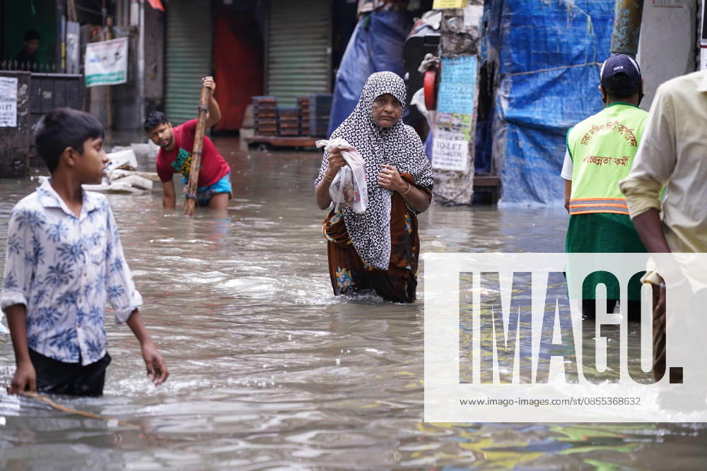 DHAKA, BANGLADESH †May 1, 2026: After several hours of continuous rainfall, many small and major roads across the capital Dhaka were submerged, with water levels ranging from knee-deep to waist-deep in some areas. People forced to leave their homes for work faced severe difficulties, disrupting normal city life. Stray dogs and other animals were also left vulnerable in the flooded conditions. In many cases, clogged manholes filled with plastic waste and debris obstructed drainage systems, leading to widespread waterlogging. Dhaka Bangladesh - ZUMAk185 20260501_zip_k185_024