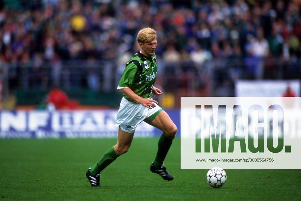 Stefan Effenberg (Borussia Mönchengladbach) am Ball Aktion Einzelbild Freisteller