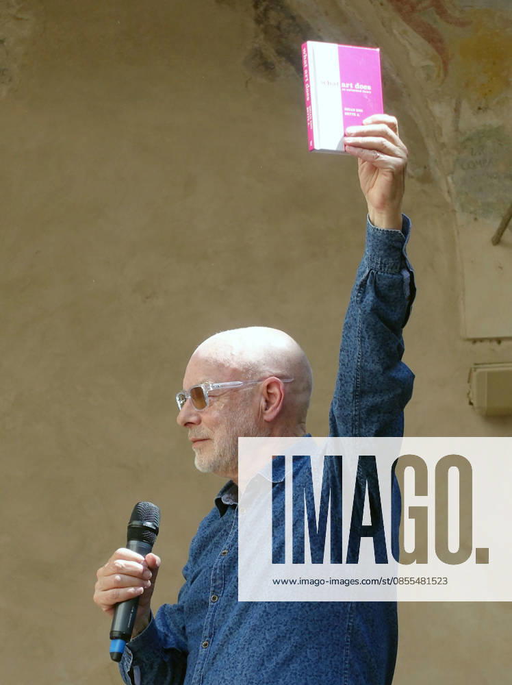 Parma, May 1, 2026. European premiere of Brian Eno s exhibition My Light Years at the Ospedale Vecchio. Pictured is Brian Eno showing his book What Art Does after the lecture he gave at the Casa della Musica.