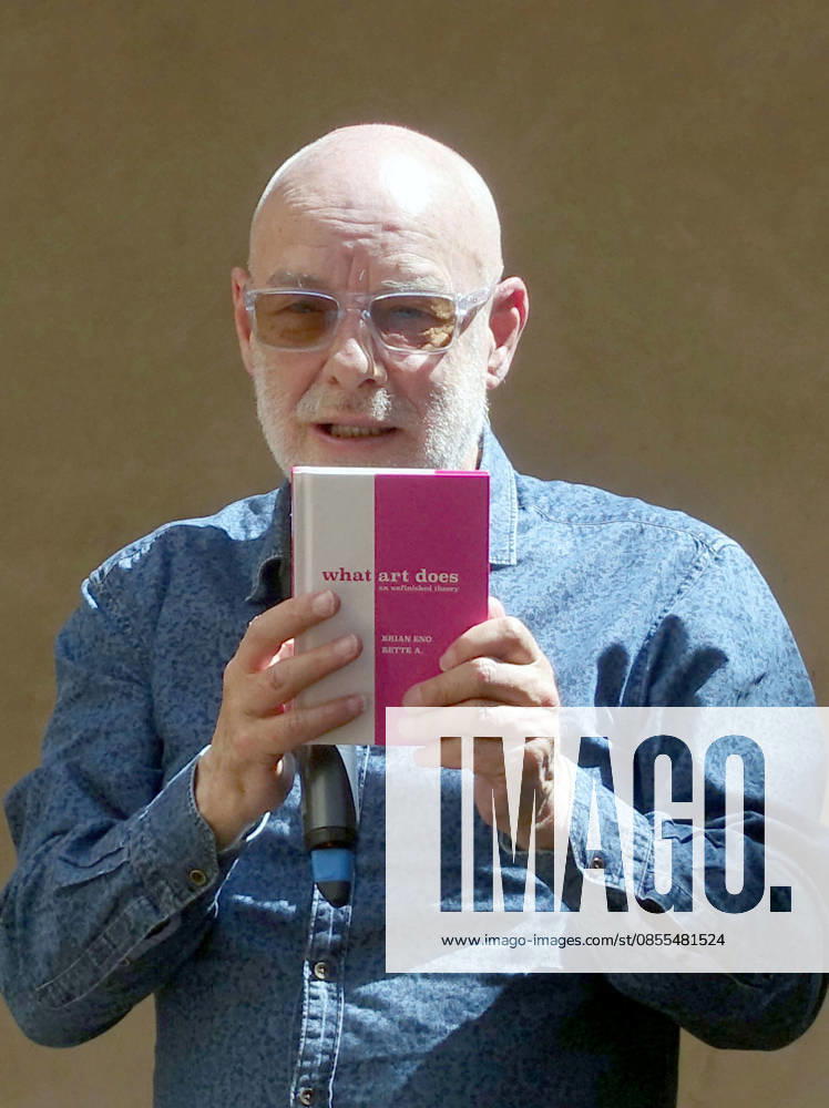 Parma, May 1, 2026. European premiere of Brian Eno s exhibition My Light Years at the Ospedale Vecchio. Pictured is Brian Eno showing his book What Art Does after the lecture he gave at the Casa della Musica.
