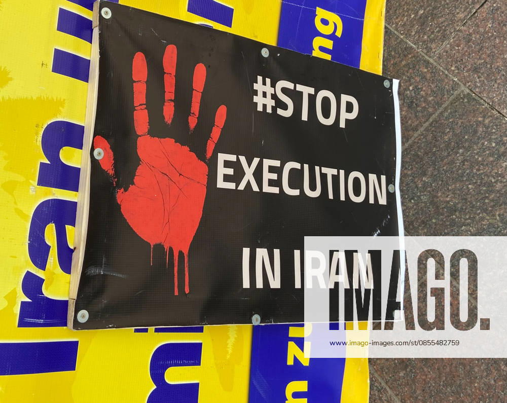 Flensburg, Schleswig Holstein A black protest poster with a red palm and the words STOP EXECUTION IN IRAN, attached in front of a yellow banner The imagery is clear, direct and designed for visual attention it refers to human rights violations, the death penalty and international protest Picture taken on 02 05 2026, Flensburg