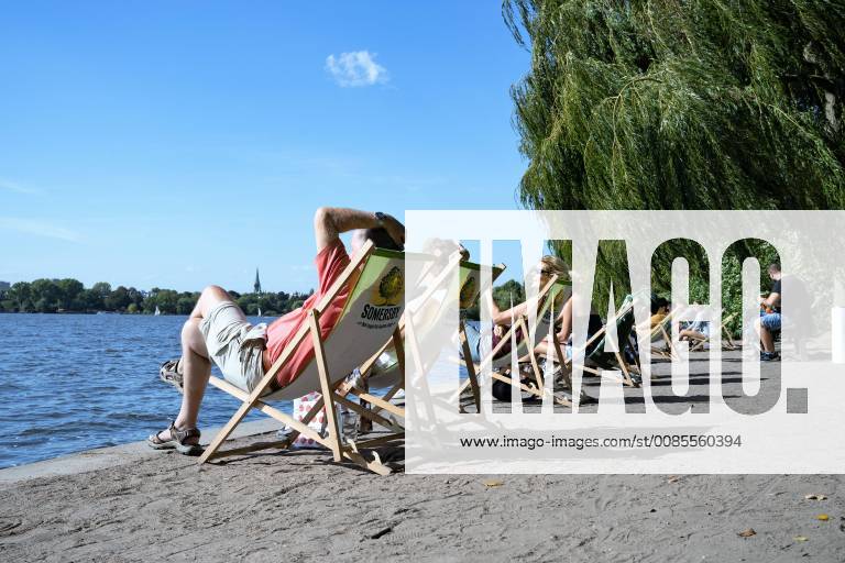 People enjoy the sunny day in sun loungers at the Hamburg Outer Alster Hoehe Alsterperle Sun Lounger The probably last summer day of the year 2018 the record summer says goodbye before the fall again with bright sunshine Weather Photo Sun Autumn Leisure time in Hamburg Hamburg Hamburg Germany Barmbek Winterhude