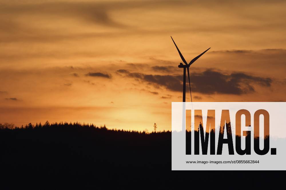 Sonnenuntergang im Naturpark Schwäbisch-Fränkischer Wald, Windkraftanlage, Mainhardter Wald, Windkraft, Windkraftanlage, Windrad, Erneuerbare Energien, Energiewende, Energie, Schwäbisch Hall, Hohenlohe, Deutschland Sunset in the Swabian-Franconian Forest nature park Park, wind turbine, Mainhardt Forest, wind power, wind turbine, renewable energy, energy transition, energy, Schwäbisch Hall, Hohenlohe, Germany