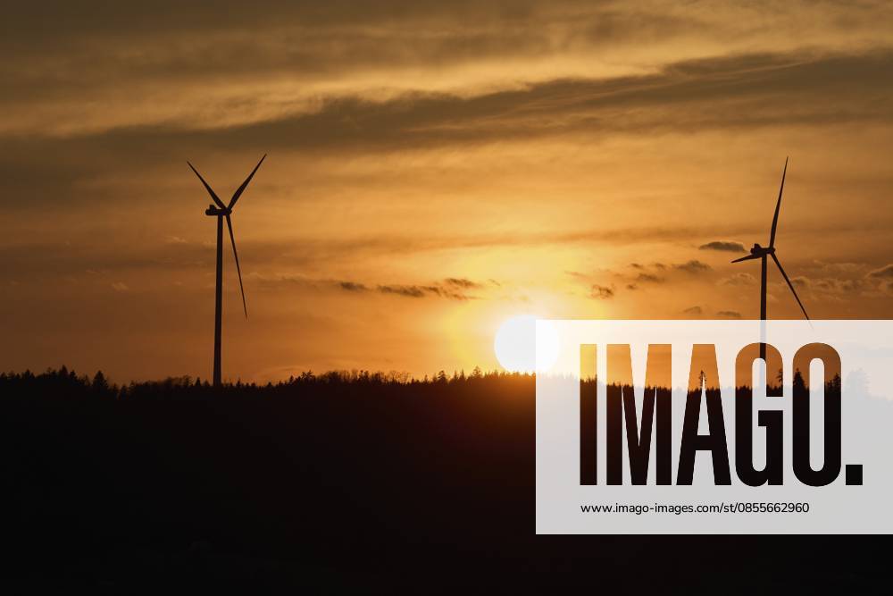 Sonnenuntergang im Naturpark Schwäbisch-Fränkischer Wald, Windkraftanlage, Mainhardter Wald, Windkraft, Windkraftanlage, Windrad, Erneuerbare Energien, Energiewende, Energie, Schwäbisch Hall, Hohenlohe, Deutschland Sunset in the Swabian-Franconian Forest nature park Park, wind turbine, Mainhardt Forest, wind power, wind turbine, renewable energy, energy transition, energy, Schwäbisch Hall, Hohenlohe, Germany