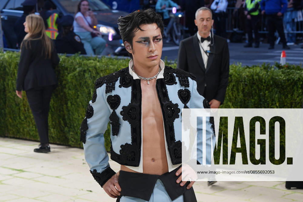 Canadian actor Hudson Williams poses on the white carpet at the Met Gala in New York, United States, 04 May 2026. The White Carpet at the 2026 Met Gala !ACHTUNG: NUR REDAKTIONELLE NUTZUNG!