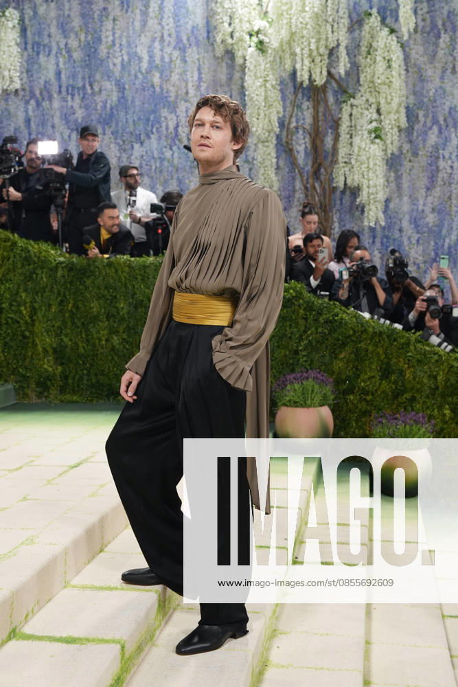 British actor Joe Alwyn poses on the white carpet at the Met Gala in New York, United States, 04 May 2026. The White Carpet at the 2026 Met Gala !ACHTUNG: NUR REDAKTIONELLE NUTZUNG!