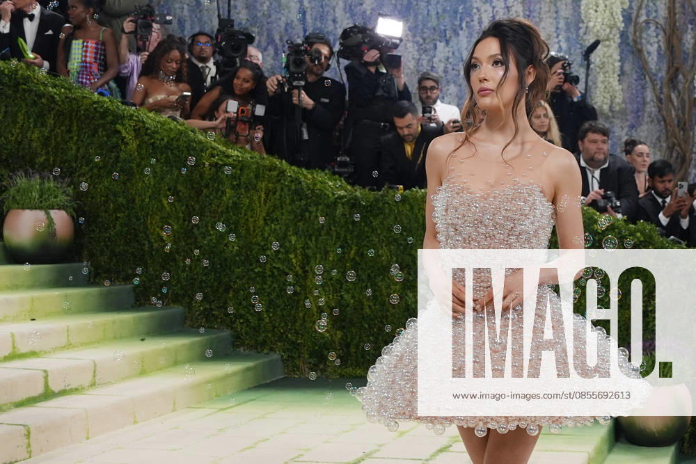 Olympic athlete Eileen Gu poses on the white carpet at the Met Gala in New York, United States, 04 May 2026. The White Carpet at the 2026 Met Gala !ACHTUNG: NUR REDAKTIONELLE NUTZUNG!