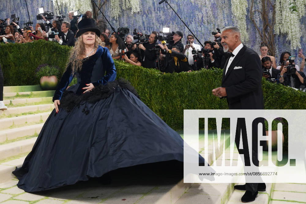 American singer Stevie Nicks poses on the white carpet at the Met Gala in New York, United States, 04 May 2026. The White Carpet at the 2026 Met Gala !ACHTUNG: NUR REDAKTIONELLE NUTZUNG!