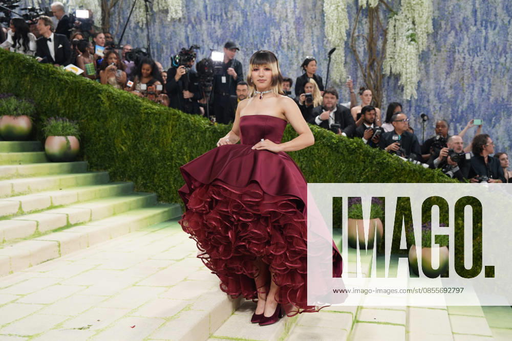 American Olympic athlete Alysa Liu poses on the white carpet at the Met Gala in New York, United States, 04 May 2026. The White Carpet at the 2026 Met Gala !ACHTUNG: NUR REDAKTIONELLE NUTZUNG!