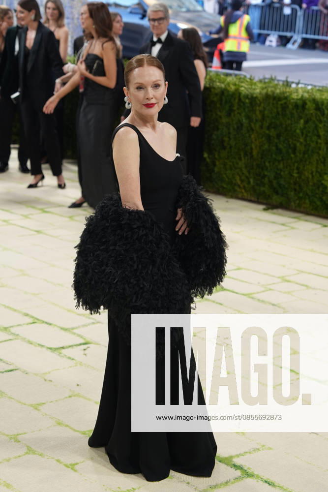 American actress Julianne Moore poses on the white carpet at the Met Gala in New York, United States, 04 May 2026. The White Carpet at the 2026 Met Gala !ACHTUNG: NUR REDAKTIONELLE NUTZUNG!