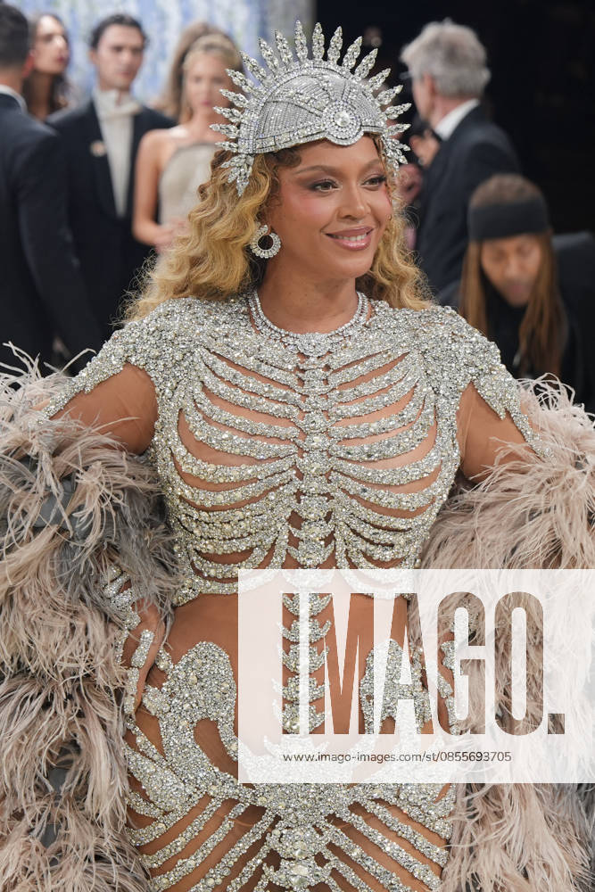 American singer Beyoncé poses on the white carpet at the Met Gala in New York, United States, 04 May 2026. The White Carpet at the 2026 Met Gala !ACHTUNG: NUR REDAKTIONELLE NUTZUNG!