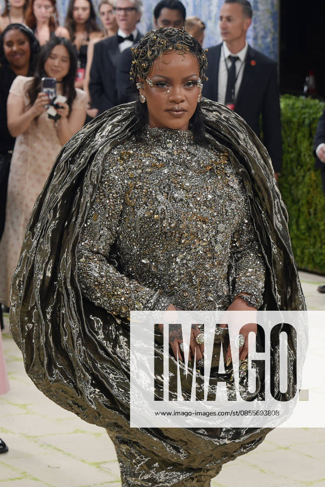 Barbadian singer Rihanna poses on the white carpet at the Met Gala in New York, United States, 04 May 2026. The White Carpet at the 2026 Met Gala !ACHTUNG: NUR REDAKTIONELLE NUTZUNG!