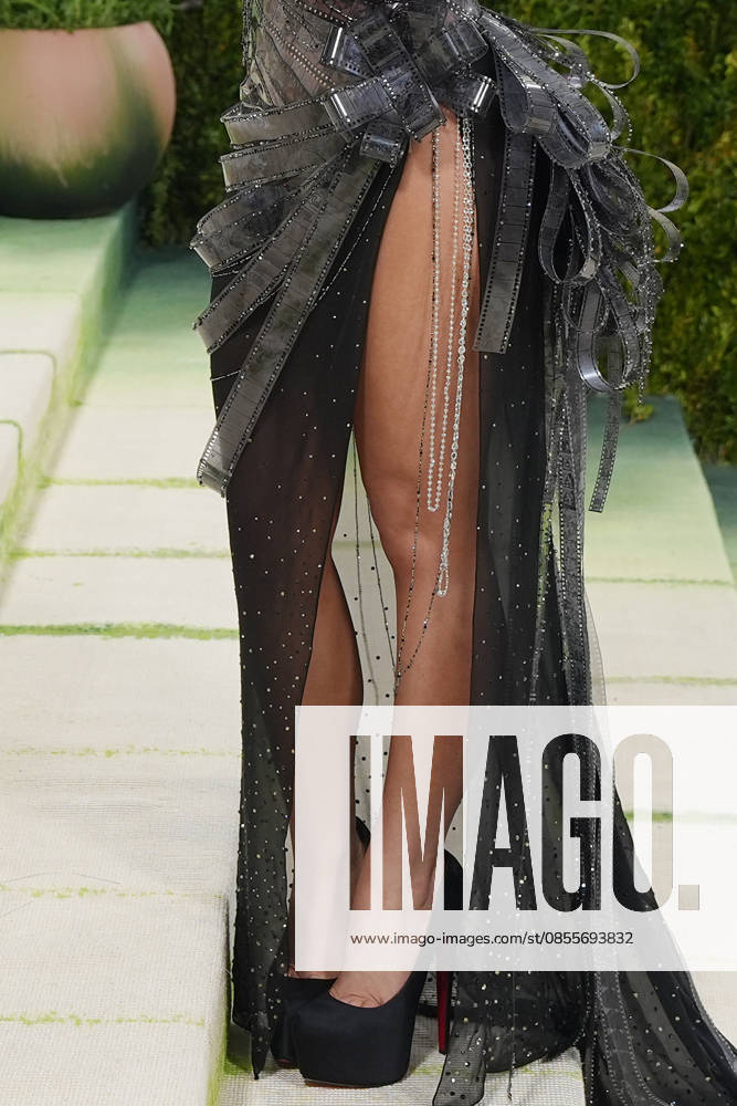 American singer Sabrina Carpenter poses on the white carpet at the Met Gala in New York, United States, 04 May 2026. The White Carpet at the 2026 Met Gala !ACHTUNG: NUR REDAKTIONELLE NUTZUNG!