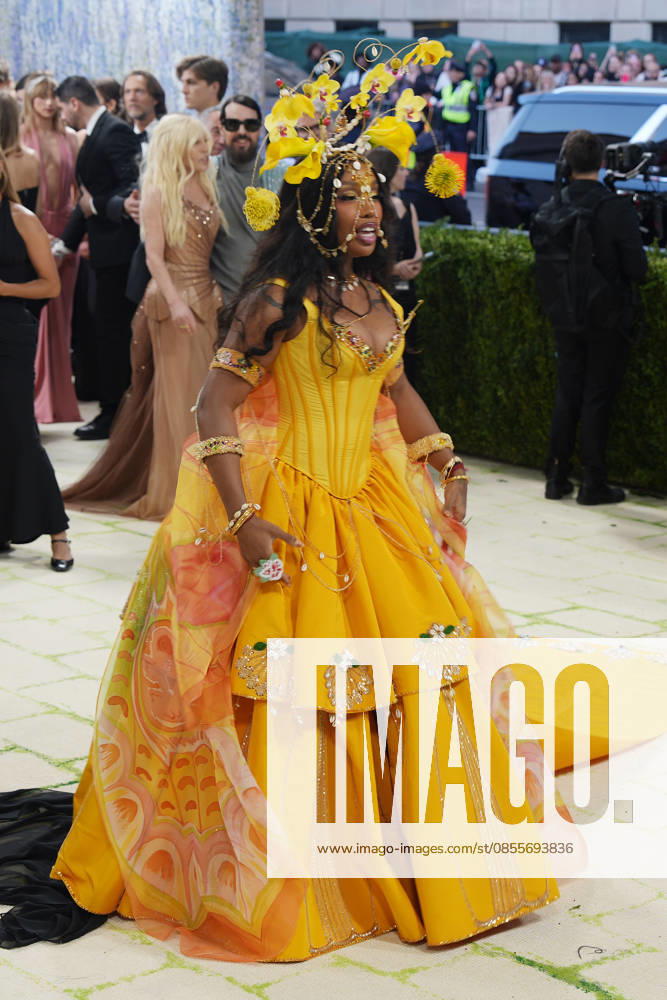 American singer SZA poses on the white carpet at the Met Gala in New York, United States, 04 May 2026. The White Carpet at the 2026 Met Gala !ACHTUNG: NUR REDAKTIONELLE NUTZUNG!