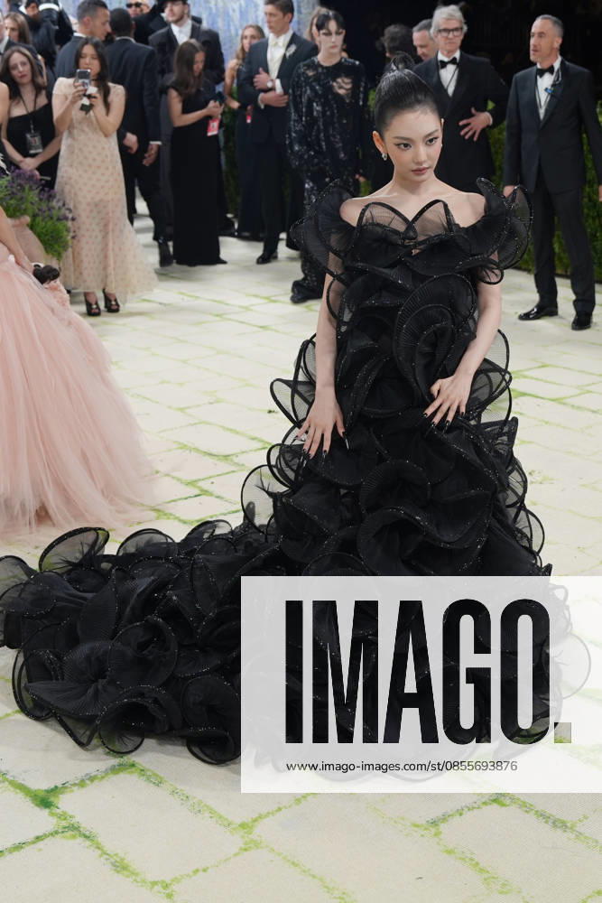 Chinese singer Ningning poses on the white carpet at the Met Gala in New York, United States, 04 May 2026. The White Carpet at the 2026 Met Gala !ACHTUNG: NUR REDAKTIONELLE NUTZUNG!