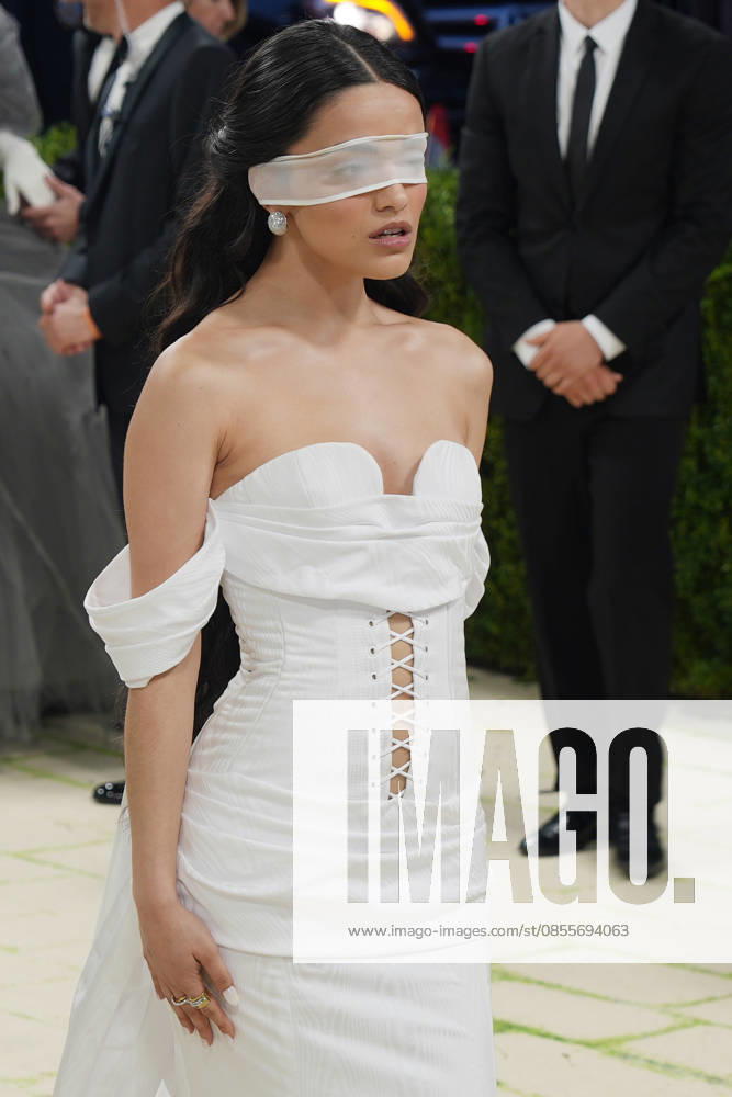 American actress and singer Rachel Zegler poses on the white carpet at the Met Gala in New York, United States, 04 May 2026. The White Carpet at the 2026 Met Gala !ACHTUNG: NUR REDAKTIONELLE NUTZUNG!