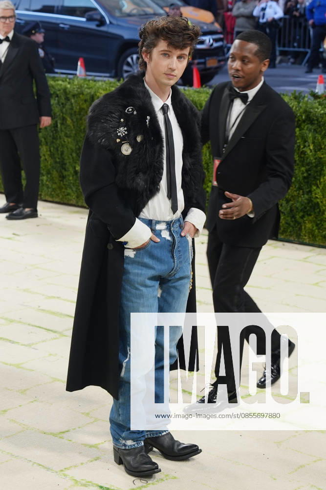 South African singer and actor Troye Sivan poses on the white carpet at the Met Gala in New York, United States, 04 May 2026. The White Carpet at the 2026 Met Gala !ACHTUNG: NUR REDAKTIONELLE NUTZUNG!