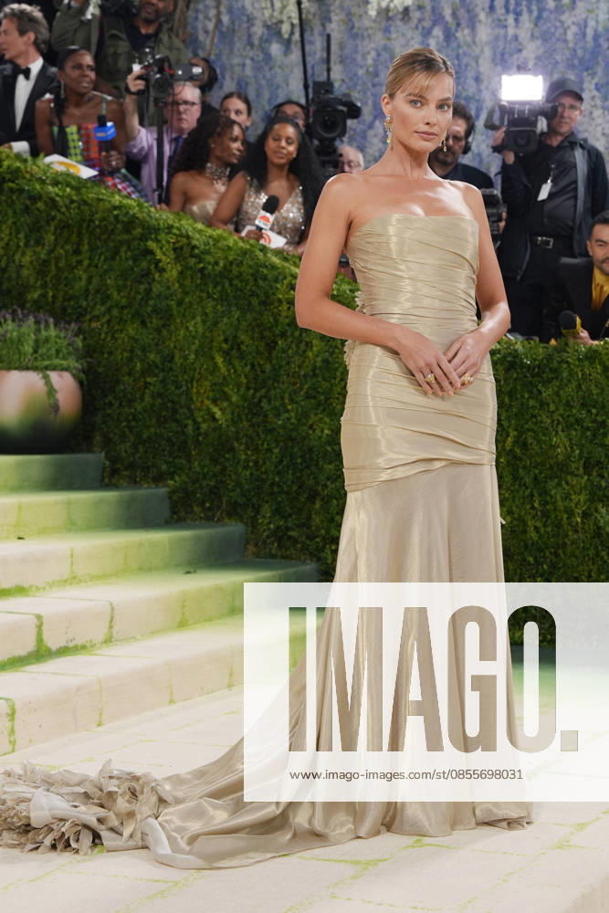 Australian actress Margot Robbie poses on the white carpet at the Met Gala in New York, United States, 04 May 2026. The White Carpet at the 2026 Met Gala !ACHTUNG: NUR REDAKTIONELLE NUTZUNG!