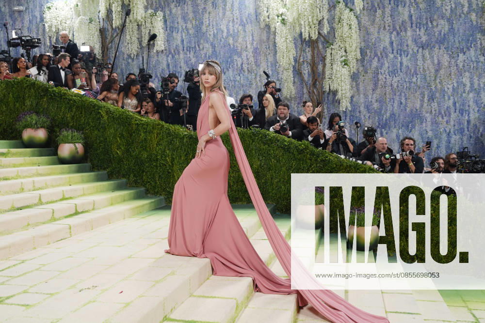 Actress and singer Suki Waterhouse poses on the white carpet at the Met Gala in New York, United States, 04 May 2026. The White Carpet at the 2026 Met Gala !ACHTUNG: NUR REDAKTIONELLE NUTZUNG!