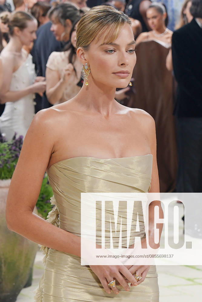 Australian actress Margot Robbie poses on the white carpet at the Met Gala in New York, United States, 04 May 2026. The White Carpet at the 2026 Met Gala !ACHTUNG: NUR REDAKTIONELLE NUTZUNG!