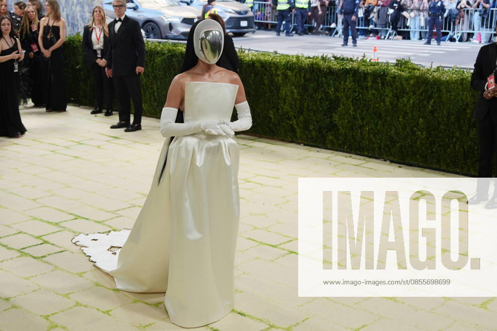 American singer and actress Katy Perry poses on the white carpet at the Met Gala in New York, United States, 04 May 2026. The White Carpet at the 2026 Met Gala !ACHTUNG: NUR REDAKTIONELLE NUTZUNG!