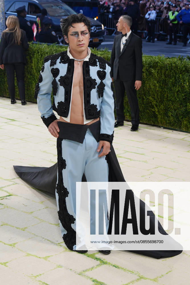 Canadian actor Hudson Williams poses on the white carpet at the Met Gala in New York, United States, 04 May 2026. The White Carpet at the 2026 Met Gala !ACHTUNG: NUR REDAKTIONELLE NUTZUNG!