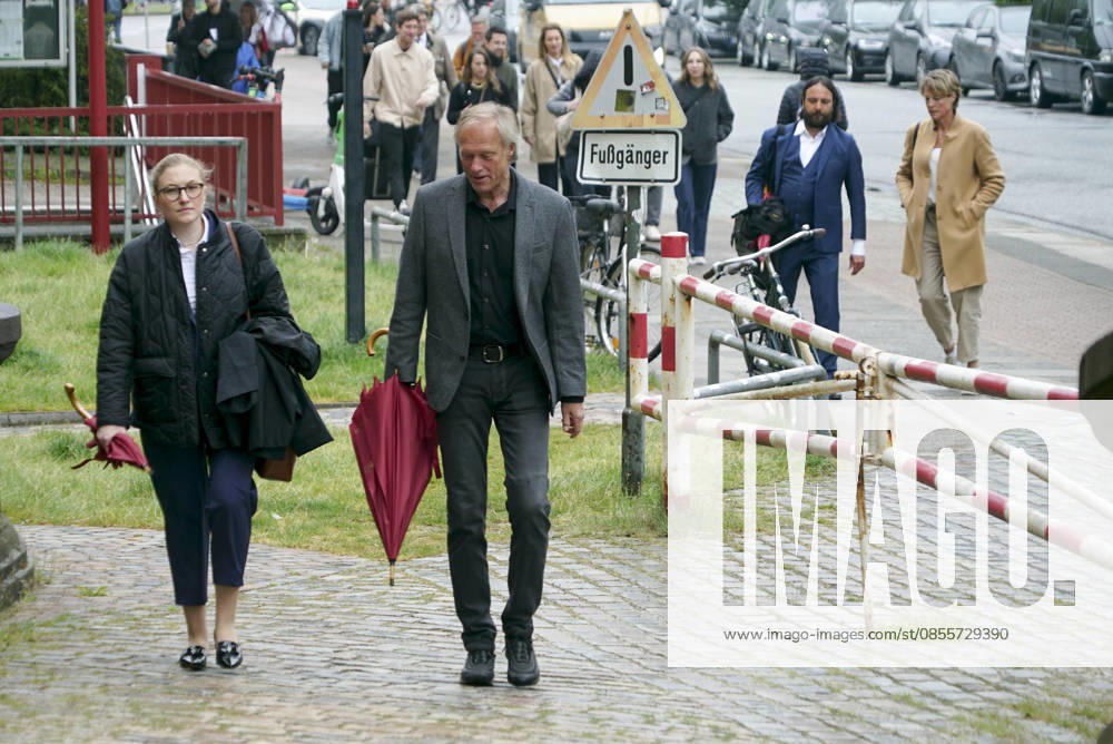 CNTV BLOCK Gerhard Delling TV presenter with defense lawyer Paula Wlodarek in the background Christina Block entrepreneur with her defense lawyer Ingo Bott on 05 05 2026 in Hamburg The defendants and defense lawyers arrive as usual on foot on the street for the 49th day of the trial for alleged child abduction at the Ha