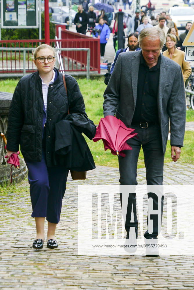 CNTV BLOCK- Gerhard Delling TV Moderator mit Verteidigerin Paula Wlodarek am 05.05.2026 in Hamburg Die Angeklagten und Verteidiger kommen wie immer zu Fuss auf der Strasse zum 49.Verhandlungstag beim Prozess wegen mutmasslicher Kindesentfuehrung im Landgericht Hamburg Strafjustizgebaeude Entfuehrungsfall der Block Kinder Hamburg Deutschland