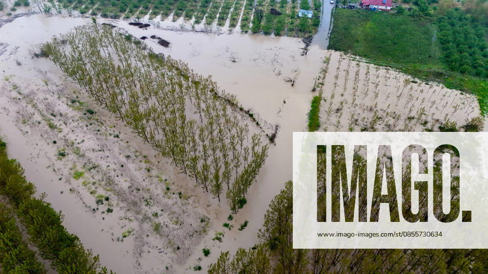 Heavy rain causes flooding in Turkiye s Sakarya SAKARYA, TURKIYE - MAY 4: An aerial view of flooded agricultural land and residential areas after the Melen River overflowed due to heavy rainfall in Sakarya, Turkiye, on May 4, 2026. Basements of some homes and nearby fields were inundated, while standing water also accumulated in school and mosque courtyards. Davut Genc Anadolu Sakarya Turkey. Editorial use only. Please get in touch for any other usage.