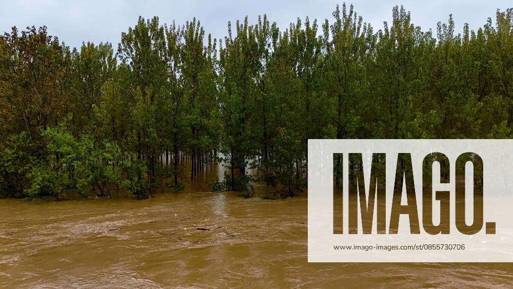 Heavy rain causes flooding in Turkiye s Sakarya SAKARYA, TURKIYE - MAY 4: An aerial view of flooded agricultural land and residential areas after the Melen River overflowed due to heavy rainfall in Sakarya, Turkiye, on May 4, 2026. Basements of some homes and nearby fields were inundated, while standing water also accumulated in school and mosque courtyards. Davut Genc Anadolu Sakarya Turkey. Editorial use only. Please get in touch for any other usage.