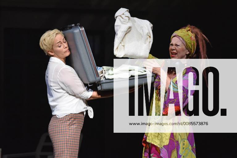 Gesine Cukrowski Marion Kracht at the photo sample for the play Welcome to the Hartmanns in the Comedy on the Kurfürstendamm in the Schiller Theater in Berlin on 19 09 2018