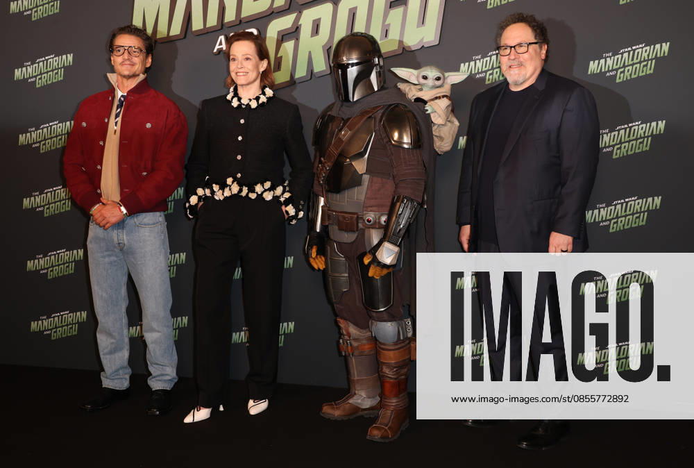 The Mandalorian and Grogu eÌveÌnement speÌcial fans au Grand Rex à Paris Pedro Pascal, Sigourney Weaver, le Mandalorian, le Grogu et Jon Favreau The Mandalorian and Grogu eÌveÌnement speÌcial fans au Grand Rex à Paris, le 5 mai 2026. Pedro Pascal, Sigourney Weaver and Jon Favreau at the The Mandalorian and Grogu fans special events at the Grand Rex theatre in Paris on may 5th 2026.
