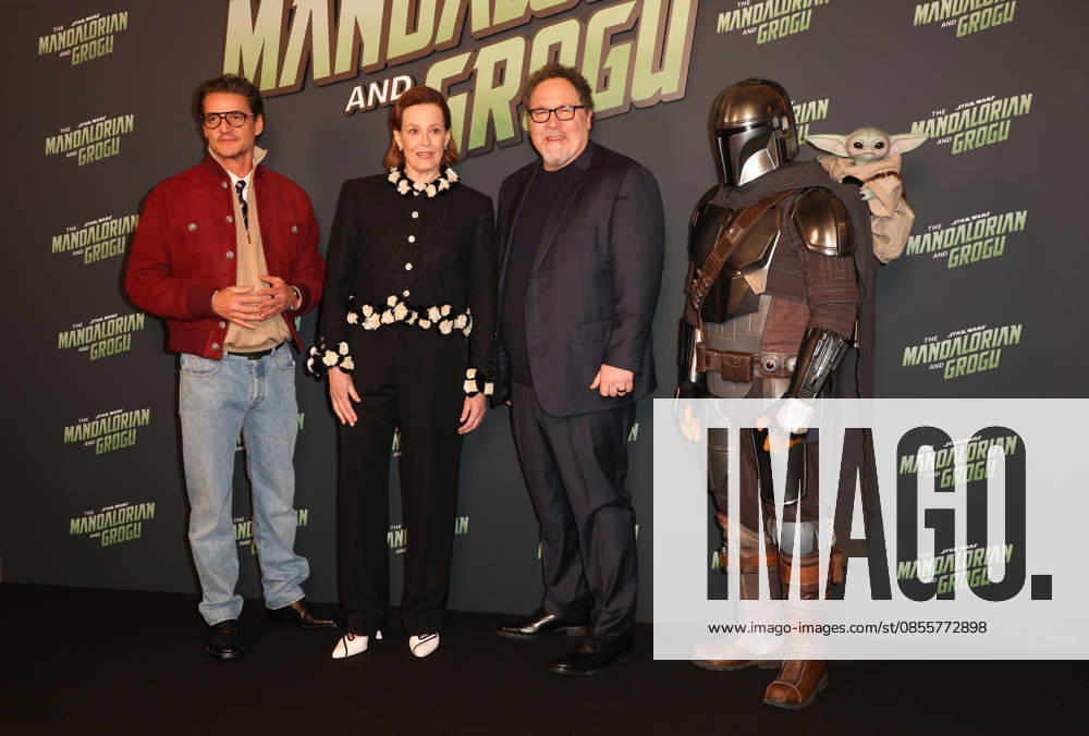 The Mandalorian and Grogu eÌveÌnement speÌcial fans au Grand Rex Ã Paris Pedro Pascal, Sigourney Weaver, le Mandalorian, le Grogu et Jon Favreau The Mandalorian and Grogu eÌveÌnement speÌcial fans au Grand Rex Ã Paris, le 5 mai 2026. Pedro Pascal, Sigourney Weaver and Jon Favreau at the The Mandalorian and Grogu fans special events at the Grand Rex theatre in Paris on may 5th 2026.