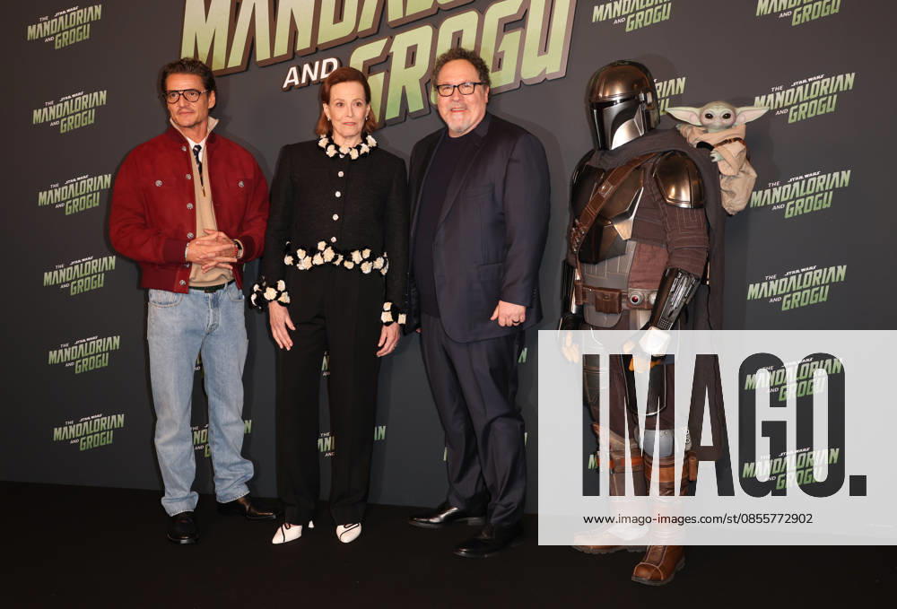 The Mandalorian and Grogu eÌveÌnement speÌcial fans au Grand Rex à Paris Pedro Pascal, Sigourney Weaver, le Mandalorian, le Grogu et Jon Favreau The Mandalorian and Grogu eÌveÌnement speÌcial fans au Grand Rex à Paris, le 5 mai 2026. Pedro Pascal, Sigourney Weaver and Jon Favreau at the The Mandalorian and Grogu fans special events at the Grand Rex theatre in Paris on may 5th 2026.