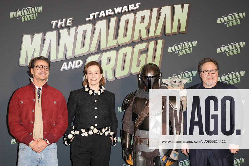 Pedro Pascal, Sigourney Weaver et Jon Favreau Avant première du film The Mandalorian and Grogu au Grand Rex à Paris le 5 mai 2026 Coadic Guirec Bestimage Premiere of the movie The Mandalorian and Grogu at the Grand Rex in Paris on May 5, 2026 Paris France
