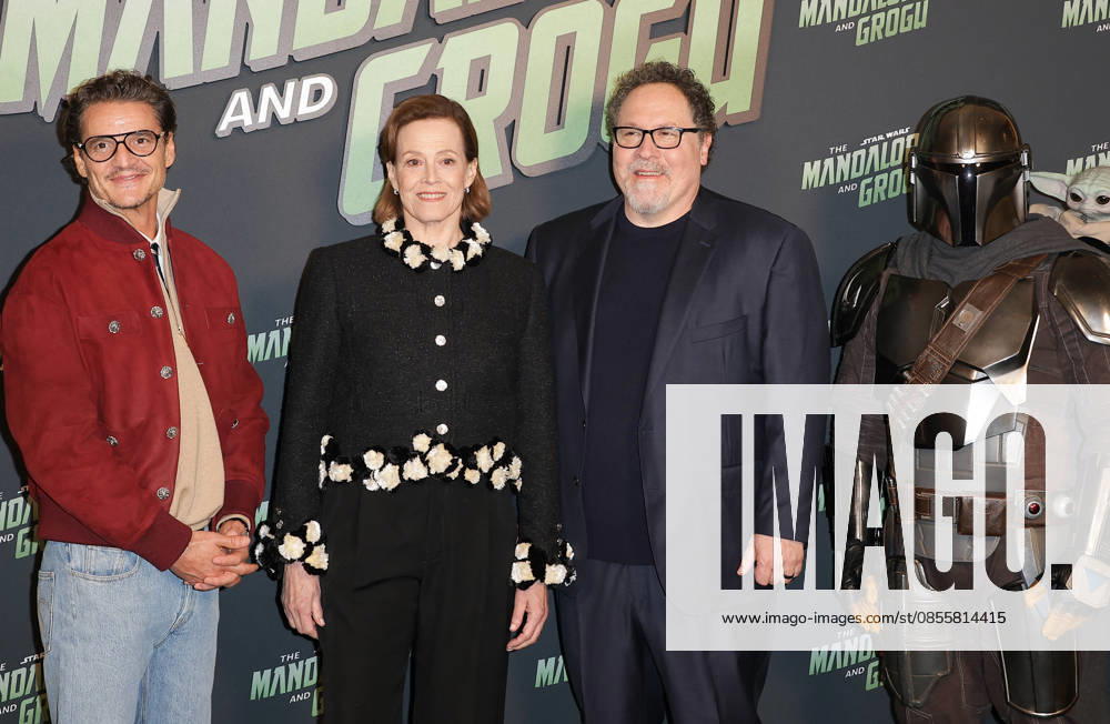 Pedro Pascal, Sigourney Weaver et Jon Favreau Avant première du film The Mandalorian and Grogu au Grand Rex à Paris le 5 mai 2026 Coadic Guirec Bestimage Premiere of the movie The Mandalorian and Grogu at the Grand Rex in Paris on May 5, 2026 Paris France