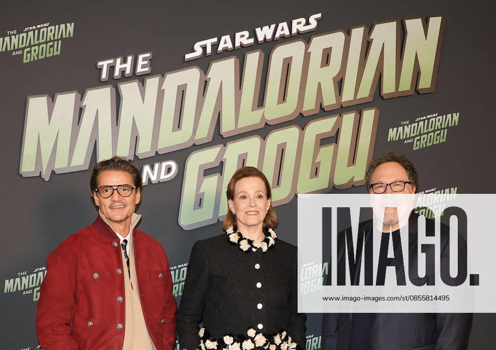Pedro Pascal, Sigourney Weaver et Jon Favreau Avant première du film The Mandalorian and Grogu au Grand Rex à Paris le 5 mai 2026 Coadic Guirec Bestimage Premiere of the movie The Mandalorian and Grogu at the Grand Rex in Paris on May 5, 2026 Paris France