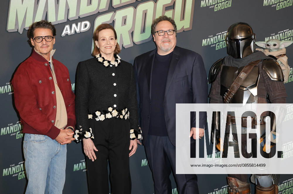 Pedro Pascal, Sigourney Weaver et Jon Favreau Avant première du film The Mandalorian and Grogu au Grand Rex à Paris le 5 mai 2026 Coadic Guirec Bestimage Premiere of the movie The Mandalorian and Grogu at the Grand Rex in Paris on May 5, 2026 Paris France