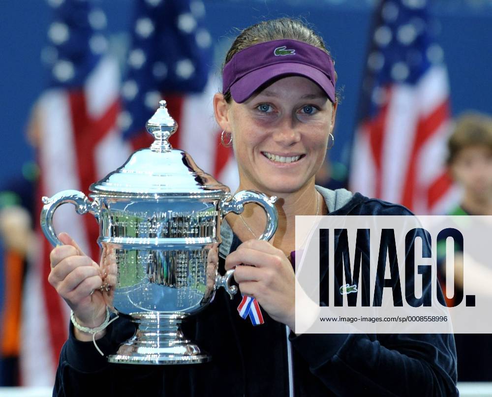 Samantha Stosur of Australia celebrates with the trophy after winning the final of women s singles at the US Open tennis championships in New York o0 Siegerehrung Sieg Pokal Trophäe Objekte