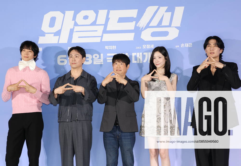 Movie Wild Sing Movie Wild Sing The stars of the new movie Wild Sing -- Kang Dong-won, Oh Jung-sae, Park Ji-hyun and Um Tae-goo (L to 2nd R) -- along with director Son Jae-gon (C) -- pose for a photo during a publicity event in Seoul on May 7, 2026, to promote the movie, set to hit local screens in South Korea on June 3. (Yonhap) 2026-05-08 10:05:02 < 1980-2026 YONHAPNEWS AGENCY. .> ¼¿ïƯº°½Ã