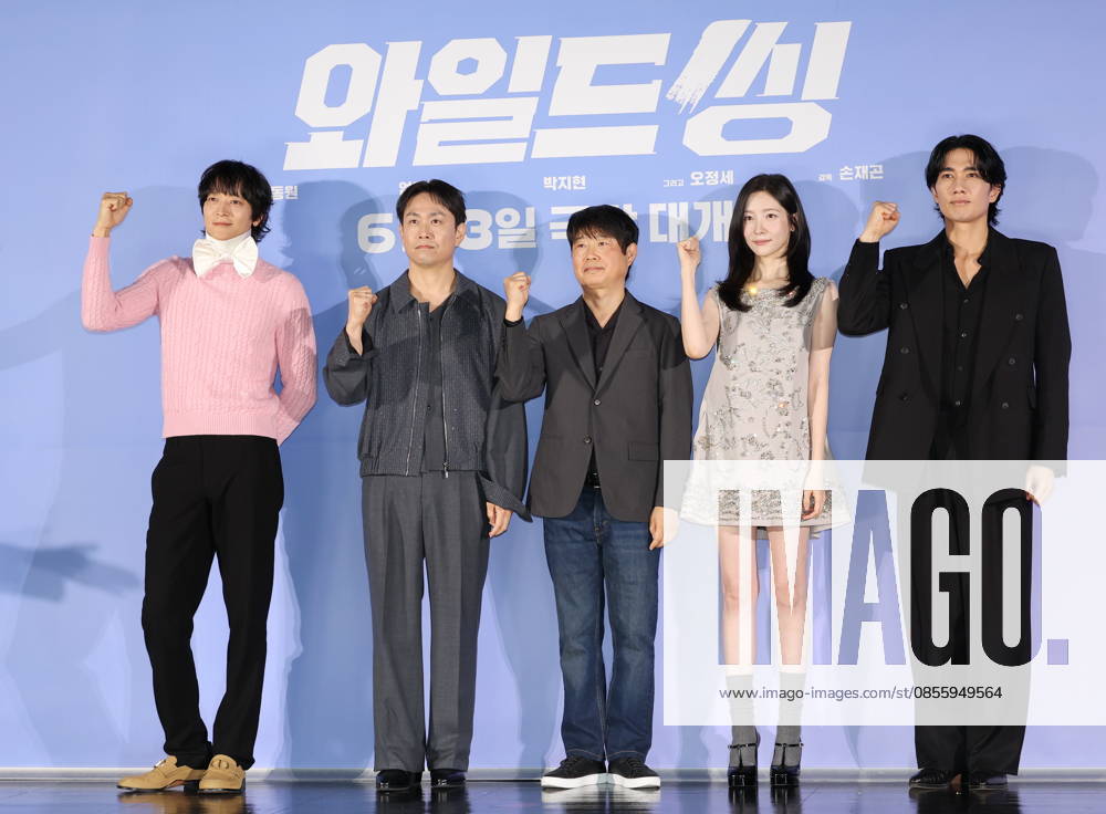 Movie Wild Sing Movie Wild Sing The stars of the new movie Wild Sing -- Kang Dong-won, Oh Jung-sae, Park Ji-hyun and Um Tae-goo (L to 2nd R) -- along with director Son Jae-gon (C) -- pose for a photo during a publicity event in Seoul on May 7, 2026, to promote the movie, set to hit local screens in South Korea on June 3. (Yonhap) 2026-05-08 10:05:11 < 1980-2026 YONHAPNEWS AGENCY. .> ¼¿ïƯº°½Ã