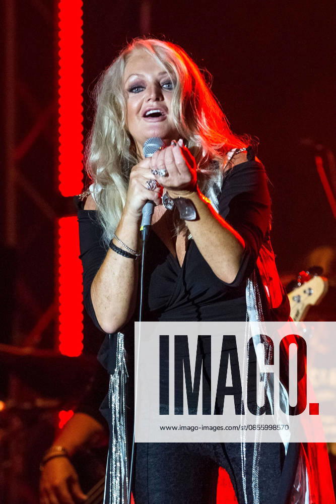 Bonnie Tyler, the singer at her concert on 21 9 2023 at the Sagres Campo Pequeno in Lisbon, Portugal Concern for Bonnie Tyler after her emergency operation, the 74-year-old singer is in an induced coma