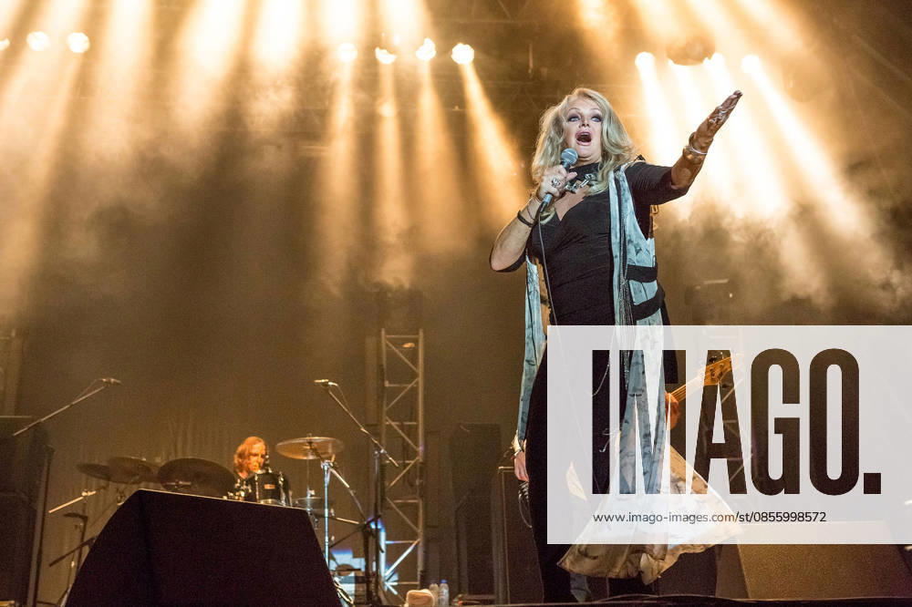Bonnie Tyler, the singer at her concert on 21 9 2023 at the Sagres Campo Pequeno in Lisbon, Portugal Concern for Bonnie Tyler after her emergency operation, the 74-year-old singer is in an induced coma