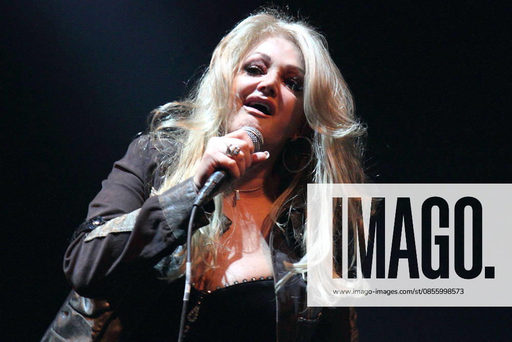 Bonnie Tyler, the singer at her concert on 19 12 2016 in London Concern for Bonnie Tyler after her emergency operation, the 74-year-old singer is in an induced coma