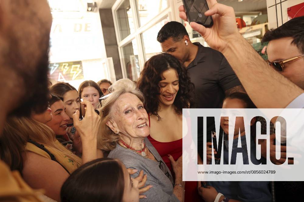 Rosalia with her fans in the streets of Seville, Friday, May 8, 2026 Cordon Press