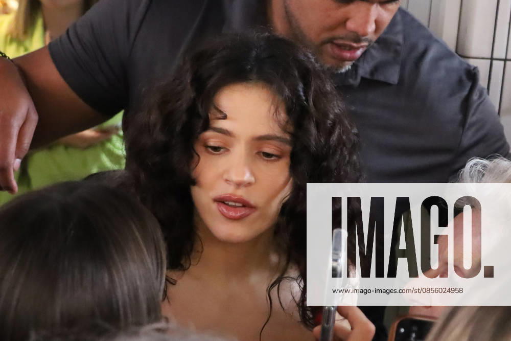 Rosalía, acclaimed by her fans in Seville Rosalía, acclaimed by her fans in Seville outside a restaurant, on May 8, 2026, in Seville Andalusia, Spain SINGER CHARACTER ROSALÍA FANS MAY 8, 2026 Seville Seville Spain