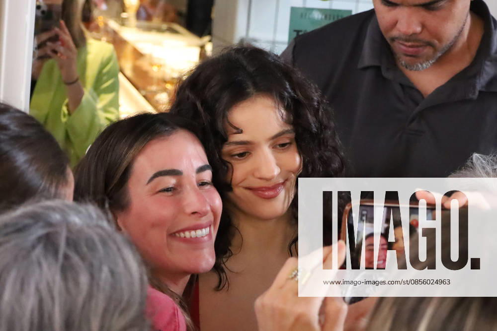 Rosalía, acclaimed by her fans in Seville Rosalía, acclaimed by her fans in Seville outside a restaurant, on May 8, 2026, in Seville Andalusia, Spain SINGER CHARACTER ROSALÍA FANS MAY 8, 2026 Seville Seville Spain
