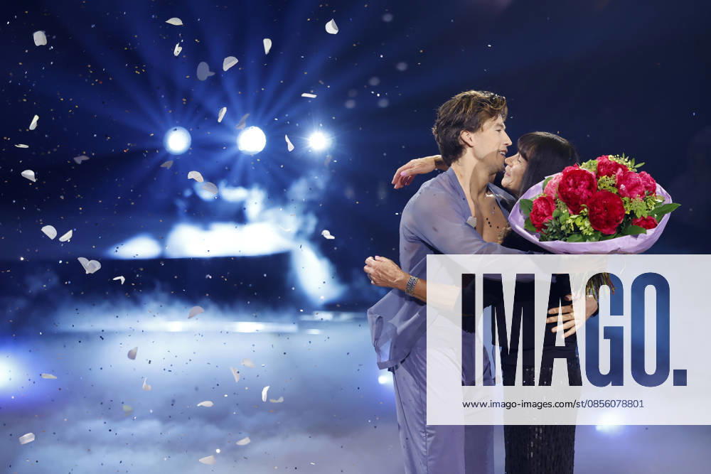 Athlete Joel Mattli surprises his mother Elfie with flowers at the ninth dance show of the 19th season of the RTL dance show Lets Dance at the Coloneum Cologne, 08 05 2026 NRW Germany